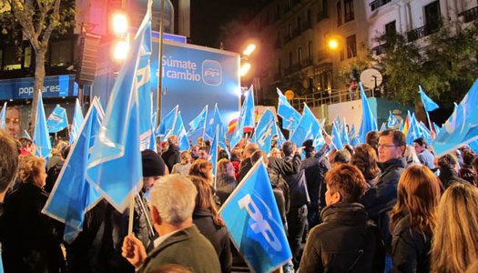 Cientos de personas han celebrado la victoria del PP en la calle G&eacute;nova.