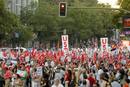 Cientos de personas se manifiestan en Madrid contra la reforma de la Constituci&oacute;n