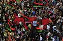 Cientos de personas ondean banderas del Reino de Libia en el coraz&oacute;n de Tr&iacute;poli celebrando la entrada de los combatientes en la zona