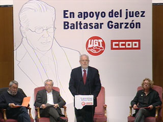 Ver v&iacute;deo  'Cientos de personas participan en el acto convocado por los sindicatos UGT y CCOO en apoyo al juez Garz&oacute;n'