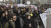 Ir al Video&nbsp;Cientos de universitarios protestan por las tasas, la reforma y los recortes