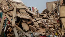 Ir al Video&nbsp;La cifra de muertos en el derrumbe de Bangladesh supera ya los 270