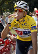 El cilcista del CSC Saxo Bank brinda con champ&aacute;n a la salida de la &uacute;ltima etapa del Tour08.