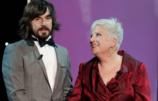 Una ciudadana an&oacute;nima entrega el premio al mejor largo documental