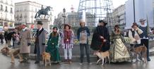 Los cl&aacute;sicos han llegado a la Puerta del Sol para presentar el calendario 2011 de 'El refugio'