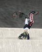La estadounidense Crain Brooke se cae durante la clasificaci&oacute;n para las semifinales de ciclismo BMX.