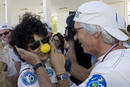Claudia Barila, mujer del multimillonario Guy Laliberte, recibe las felicitaciones de varios amigos despu&eacute;s de que la maniobra de despeque de la Soyuz se realizara con &eacute;xito.