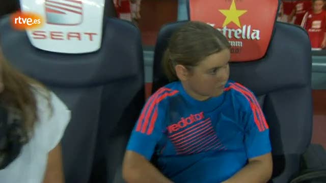 Claudia, ganadora del concurso de RTVE.es, entrega el bal&oacute;n de la Supercopa