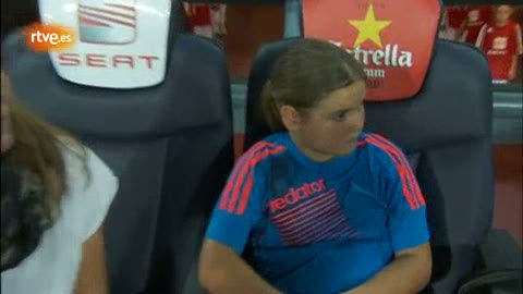 Ver v&iacute;deo  'Claudia, ganadora del concurso de RTVE.es, entrega el bal&oacute;n de la Supercopa'