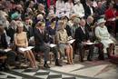 En la primera fila: Los duques de Cambridge, Guillermo y Catherine, el pr&iacute;ncpe Carlos y la duquesa de Cornualles, Camila, y la reina Isabel II.