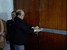 Un clavero precinta la sala