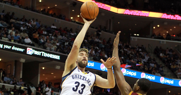 Marc Gasol lanza a canasta ante la oposici&oacute;n de un jugador de los Cavaliers.