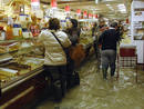 Clientes en una pasteler&iacute;a de Venecia inundada
