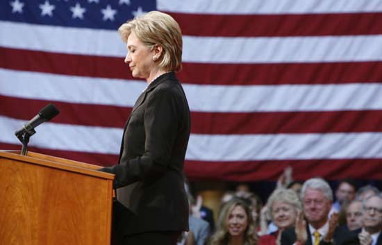 Clinton se retira dando su apoyo a Obama