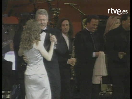 Presidentes USA: Clinton baila con mujer e hija en fiesta segundo mandato