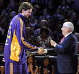 Pau Gasol recibe el anillo de campe&oacute;n de la NBA de manos de David Stern.