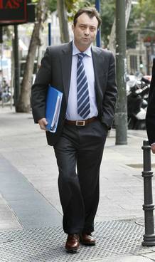 El vicealcalde de Madrid, Manuel Cobo, llega a la sede del PP para explicar sus cr&iacute;ticas a Aguirre.