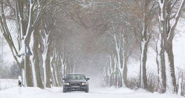 Un coche intenta hacerse paso en la nieve cerca de un pueblo de Dersekow, en el norte de Alemania