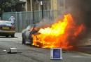Un coche ardiendo en Hackney, uno de los barrios m&aacute;s deprimidos de la capital brit&aacute;nica.