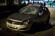 El brote de violencia en Enfield ha causado destrozos en un coche de polic&iacute;a.