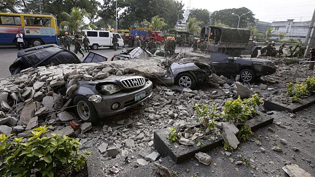 Coches aplastados en el terremoto de Filipinas