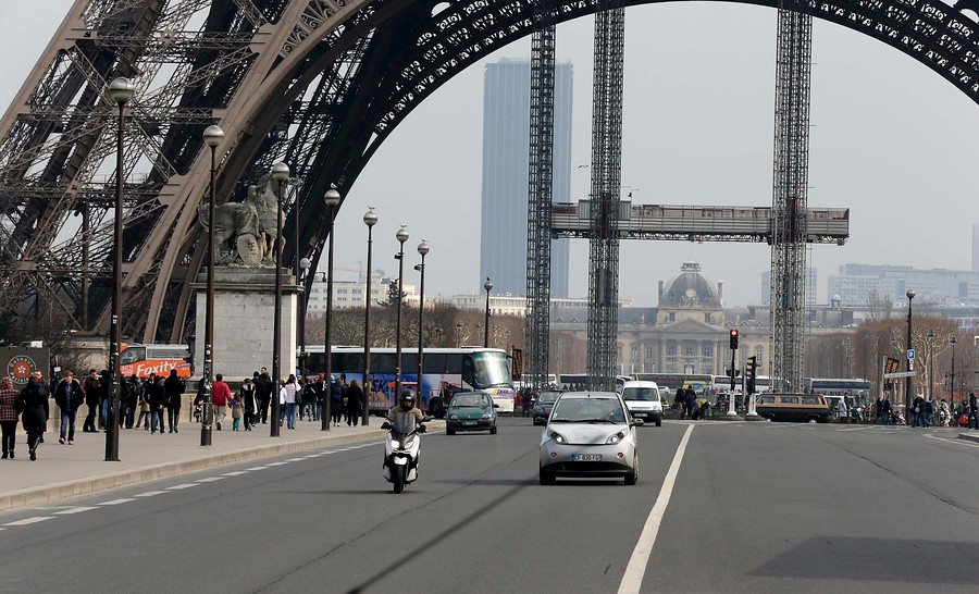 Coches el&eacute;ctricos en la Ciudad de la luz