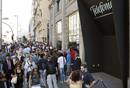 Cientos de personas esperaban en una fila que cruzaba cuatro calles para adquirir el tel&eacute;fono m&oacute;vil de Apple, iPhone 3G, en la puerta de la tienda de Telef&oacute;nica en Madrid, en Gran V&iacute;a 28.