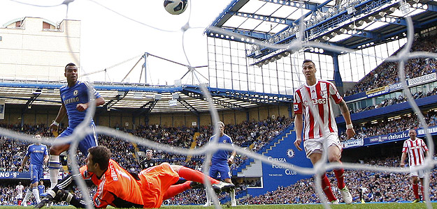 Ashley Cole anota el tanto de la victoria 'blue' en el minuto 85.