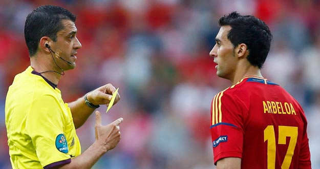 El colegiado del partido ante Italia, Viktor Kassai, muestra tarjeta amarilla a Alvaro Arbeloa. El colegiado del partido ante Italia, Viktor Kassai, muestra tarjeta amarilla a Alvaro Arbeloa.