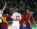 El colegiado hungaro Kassai muestra tarjeta amarilla a Xabi Alonso que ser&iacute;a sustituido en el descanso por el delantero Fernando Torres.
