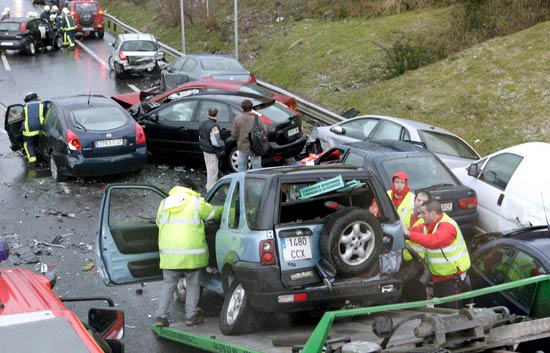 Un accidente m&uacute;ltiple en la autopista A-8 en Muskiz, Vizcaya, deja 27 heridos