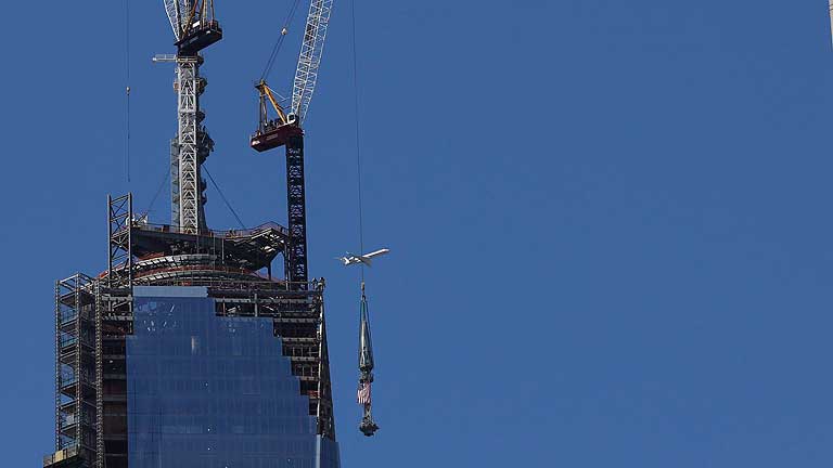 Colocan la antena del nuevo World Trade Center en la zona cero de Nueva York