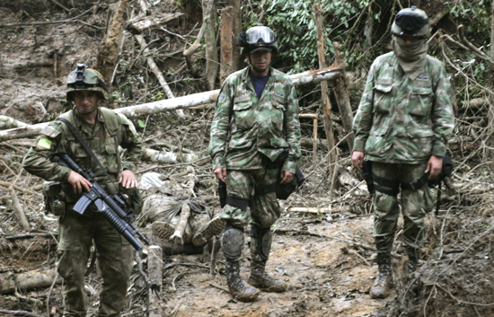 En Colombia, la ofensiva militar contra la guerrilla de las FARC ha dejado ya m�s de 40 muertos.