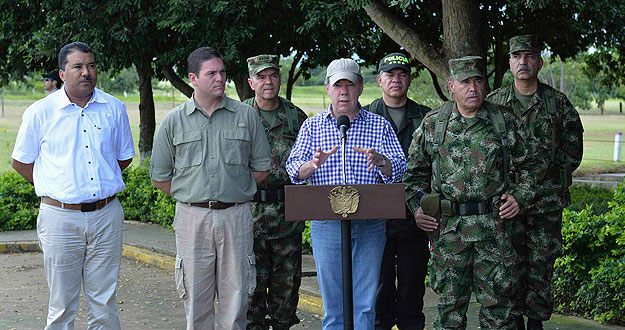 El presidente de Colombia Juan Manuel Santos habla a los medios de comunicación en la base militar de la provincia de Arauca, junto al ministro de Defensa, Juan Carlos Pinzón y el jefe del Ejército, el general Alejandro Navas.