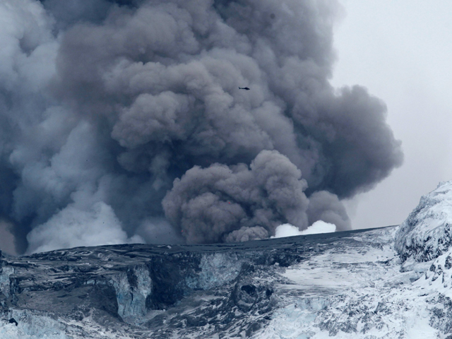 El volc&aacute;n island&eacute;s sigue en erupci&oacute;n, pero la columna de humo y cenizas que expulsa es m&aacute;s peque&ntilde;a