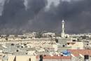 Imagen del canal Al Arabiya en el que se ven la columna de humo procedente del complejo de Gadafi en Tr&iacute;poli