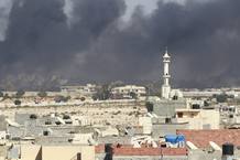 Imagen del canal Al Arabiya en el que se ven la columna de humo procedente del complejo de Gadafi en Tr&iacute;poli