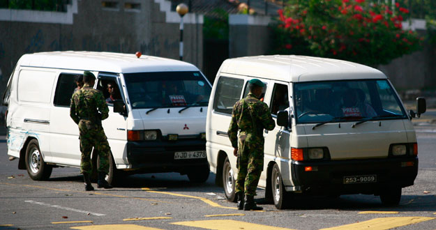 Un comando especial de la polic&iacute;a permanece vigilante a las puertas de la oficina del opositor presidencial, el general Fonseka en Sri Lanka.