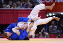 El israel&iacute; Ariel Zeevi lucha contra el alem&aacute;n Dimitri Peters durante el combate de la categor&iacute;a -100kg de Judo.