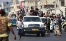 Combatientes rebeldes libios celebran la victoria en el distrito de Qarqarsh en Tr&iacute;poli