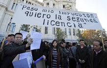 Comerciantes chinos reunidos ante el Ayuntamiento de Madrid para pedir que se les permite vender alcohol a cualquier hora en sus establecimientos.