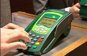 Ver v&iacute;deo  'Los comerciantes podr&aacute;n cobrar alrededor de un 1 % m&aacute;s a quienes paguen con tarjeta'