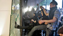 Ir al Video&nbsp;Comercios y contenedores quemados por grupos radicales en Barcelona