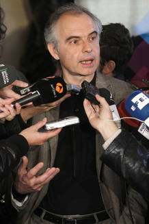 Sabino M&eacute;ndez, haciendo declaraciones a los periodistas, este mediod&iacute;a.