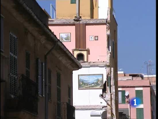 En Palma, han empezado a demoler los restos del edificio que se derumb&oacute; ayer causando la muerte de siete personas