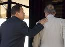 Don Juan Carlos y el presidente de presidente venezolano, Hugo Ch&aacute;vez se disponen a entrar juntos en el Palacio de Marivent de Palma de Mallorca. Se trata del primer encuentro cara a cara tras el incidente verbal que tuvieron en la Cumbre Iberoameric