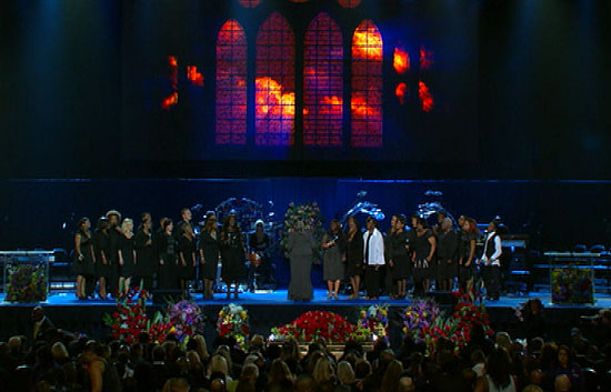 En el escenario del Staples Center un coro gospel da comienzo al memorial de Michael Jackson