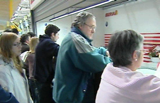Ver v&iacute;deo  'Comienza la presentaci&oacute;n de demandas por parte de los viajeros afectados de Barajas'