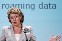 La comisaria europea de Telecomunicaciones, Viviane Reding, es favorable a bajar los precios de los distintos servicios de 'roaming'. La comisaria europea de Telecomunicaciones, Viviane Reding, es favorable a bajar los precios de los distintos servicios de 'roaming'.