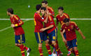 Los compa&ntilde;eros felicitan a Cesc tras marcar el cuarto gol del partido